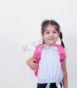 穿着校服的可爱女孩的肖像