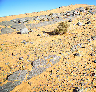 摩洛哥撒哈拉沙漠中的旧化石和岩石天空