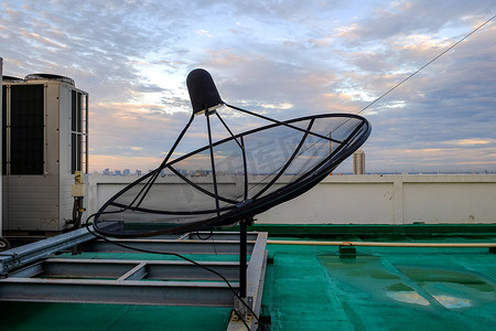 卫星昼夜交替摄影照片_屋顶上的卫星天线接收器