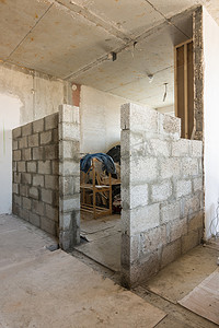 在新建筑中用膨胀粘土块建造新墙