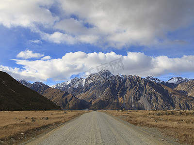 通往新西兰高山的碎石路。