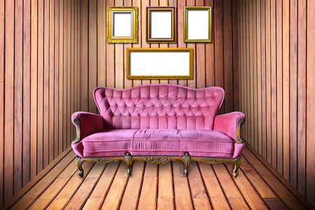 木屋里的豪华扶手椅和相框