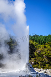 新西兰罗托鲁瓦 Waiotapu 的间歇泉