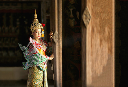 美丽的泰国年轻女子肖像在 Kinnaree 传统服饰服装艺术文化泰国在蒙面 khon Kinnaree 跳舞在文学 amayana，泰国文化 Khon，大城府，泰国。