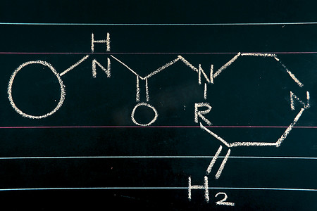 黑板元素摄影照片_在黑板上画化学式