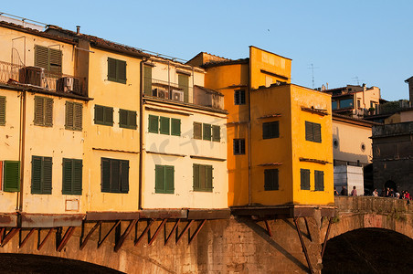 傍晚，成群结队的游客参观了 Ponte Vecchio（“老桥”），这是一座横跨阿诺河的中世纪桥梁。