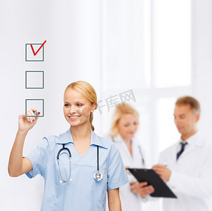 框中框摄影照片_医生或护士将复选标记绘制到复选框中
