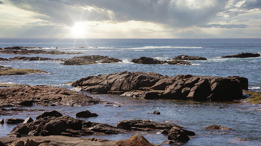 澳大利亚地区比鲁比角的棕色岩石和塔斯曼海
