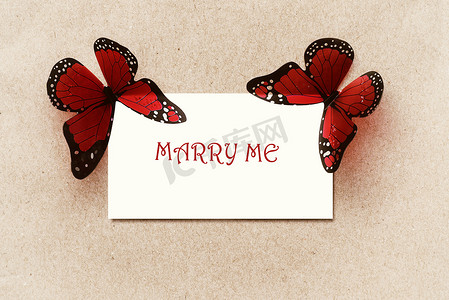 明信片背景，装饰着蝴蝶。