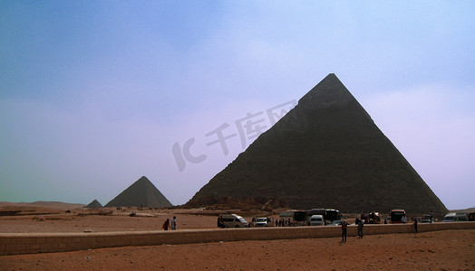胡夫金字塔摄影照片_埃及沙漠中的胡夫金字塔和切夫雷金字塔
