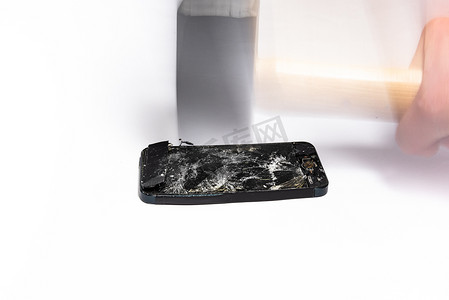 iPhone 被大锤砸碎并砸在上面。