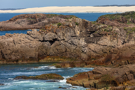 澳大利亚地区比鲁比角的棕色岩石和沙丘