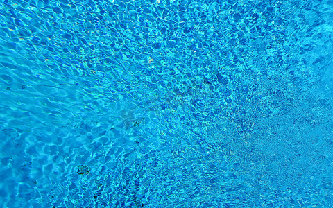 蓝色水面和波纹波在游泳池