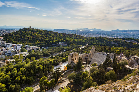 剧场剧院摄影照片_雅典卫城南坡的 Herodes Atticus 剧场，背景是雅典城