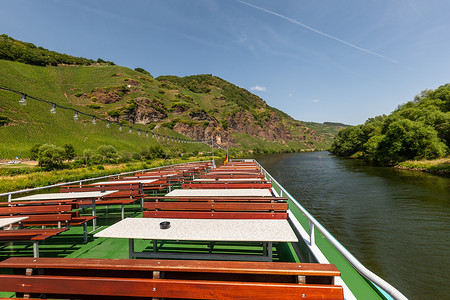 普法宣传背景摄影照片_德国莱茵兰 — 普法尔茨州摩泽尔河上的客船