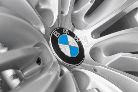 轻合金新设计车轮上的 BMW 标识