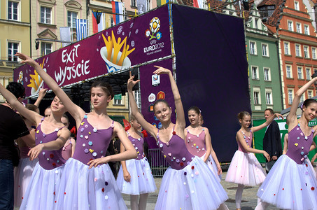 2012 年欧洲杯球迷区的芭蕾舞演员