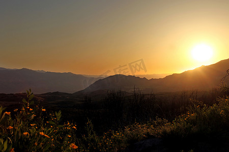 山中夕阳摄影照片_山中美丽的日出