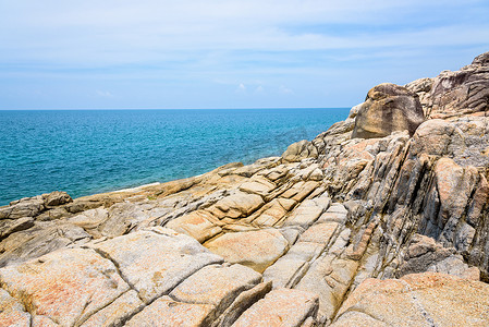 苏梅岛的岩石海岸线和大海