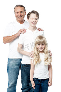 带孩子的老人摄影照片_快乐的父亲带着孩子排成一排