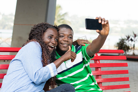 年轻夫妇用他们的手机拍照。