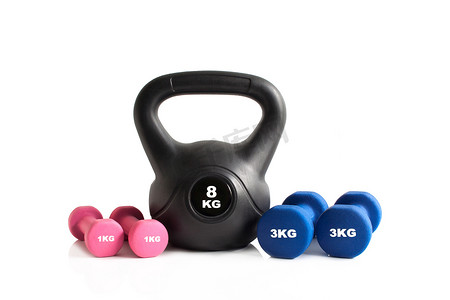 蓝色哑铃摄影照片_用于健身房锻炼的壶铃和哑铃