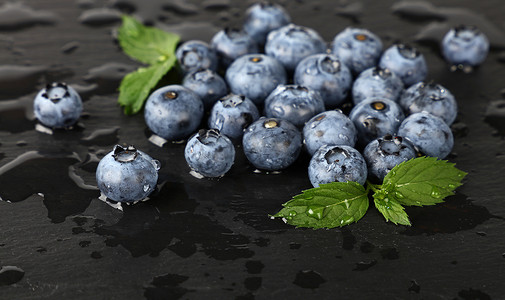 在黑板上关闭洗过的新鲜蓝莓