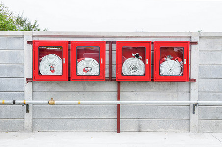 消火栓柜子摄影照片_红色消防水带柜