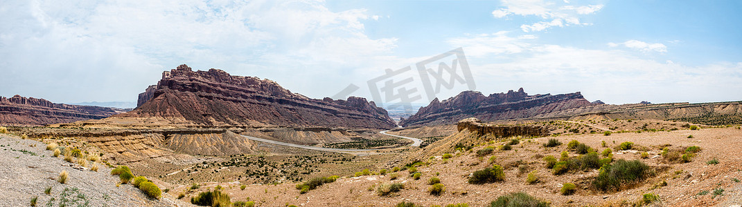 俯瞰犹他州圣拉斐尔膨胀的斑点狼峡谷的全景