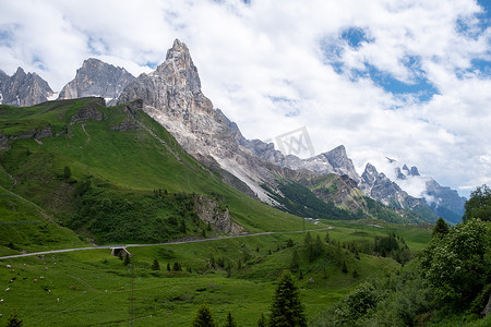 广告精彩摄影照片_来自 Baita Segantini - Passo Rolle 意大利的 Pale di San Martino，意大利北部白云岩 Pale di San Martino 群最著名的山峰 Cimon della Pala 的景色