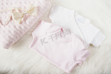 一个女孩的婴儿衣服。