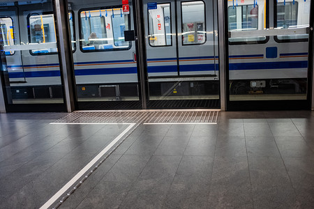 布雷西亚（意大利）地铁站的站台屏蔽门和定向触觉标记