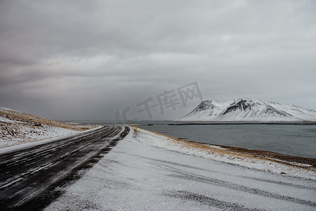一条穿过冰岛雪景的路