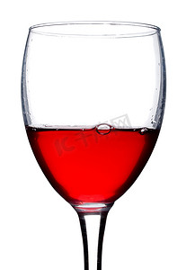 带气泡的玻璃杯中的红醋栗酒