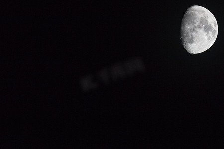 月亮 oThe moon on a black backgroundn a black background