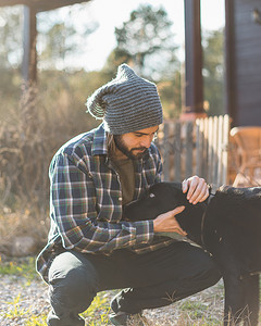一个留着胡子的男人和他的狗的肖像