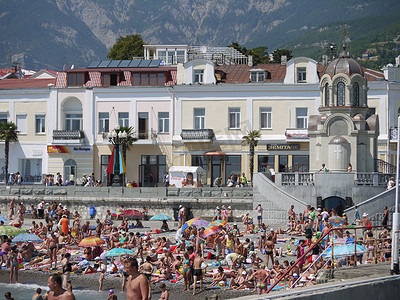 许多游客和度假者休息的海滩。