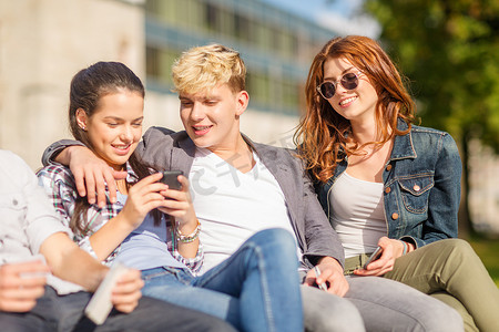 一群使用智能手机的学生或青少年