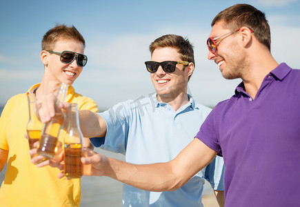 一群男性朋友在沙滩上玩得开心