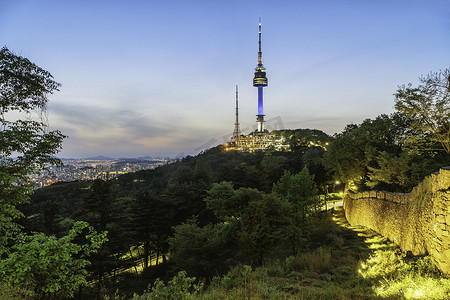 首尔建筑摄影照片_首尔塔，南山塔在韩国