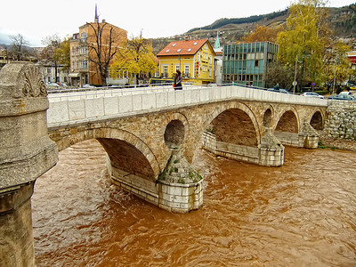 波斯尼亚和黑塞哥维那萨拉热窝 Miljacko 河上的拉丁桥