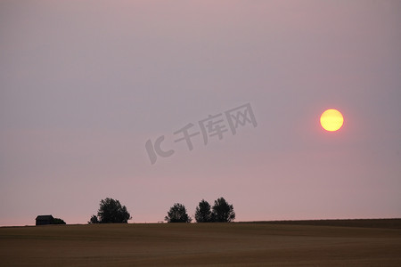 在风景秀丽的萨斯喀彻温省透过薄薄的云层看到早晨的阳光