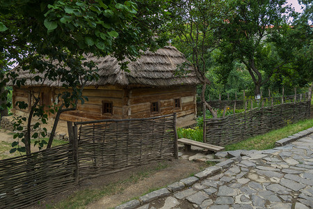 茅草屋顶下的木墙低层房屋是公园内的历史遗产