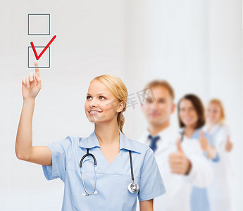 回答框摄影照片_医生或护士将复选标记绘制到复选框中