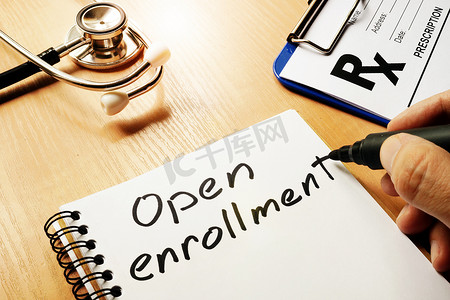 在便条和医用听诊器上写的开放注册。