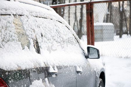 冷冻车窗特写雪冰晶寒冷的天气。
