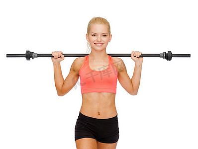 微笑的运动型女人用杠铃锻炼
