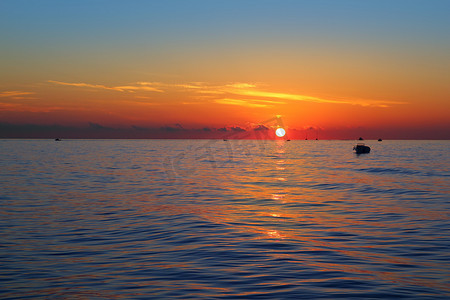 海景日出第一个太阳橙色在蓝色海