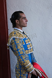 2011 年 10 月 16 日，西班牙斗牛士 Ivan Fandiño 在西班牙哈恩斗牛场的小巷里等待出口