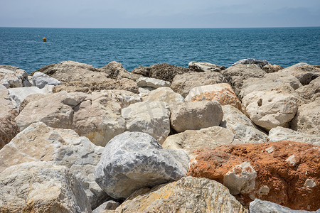 Spai 马拉加 Malagueta 海滩的绿色海洋上的岩石